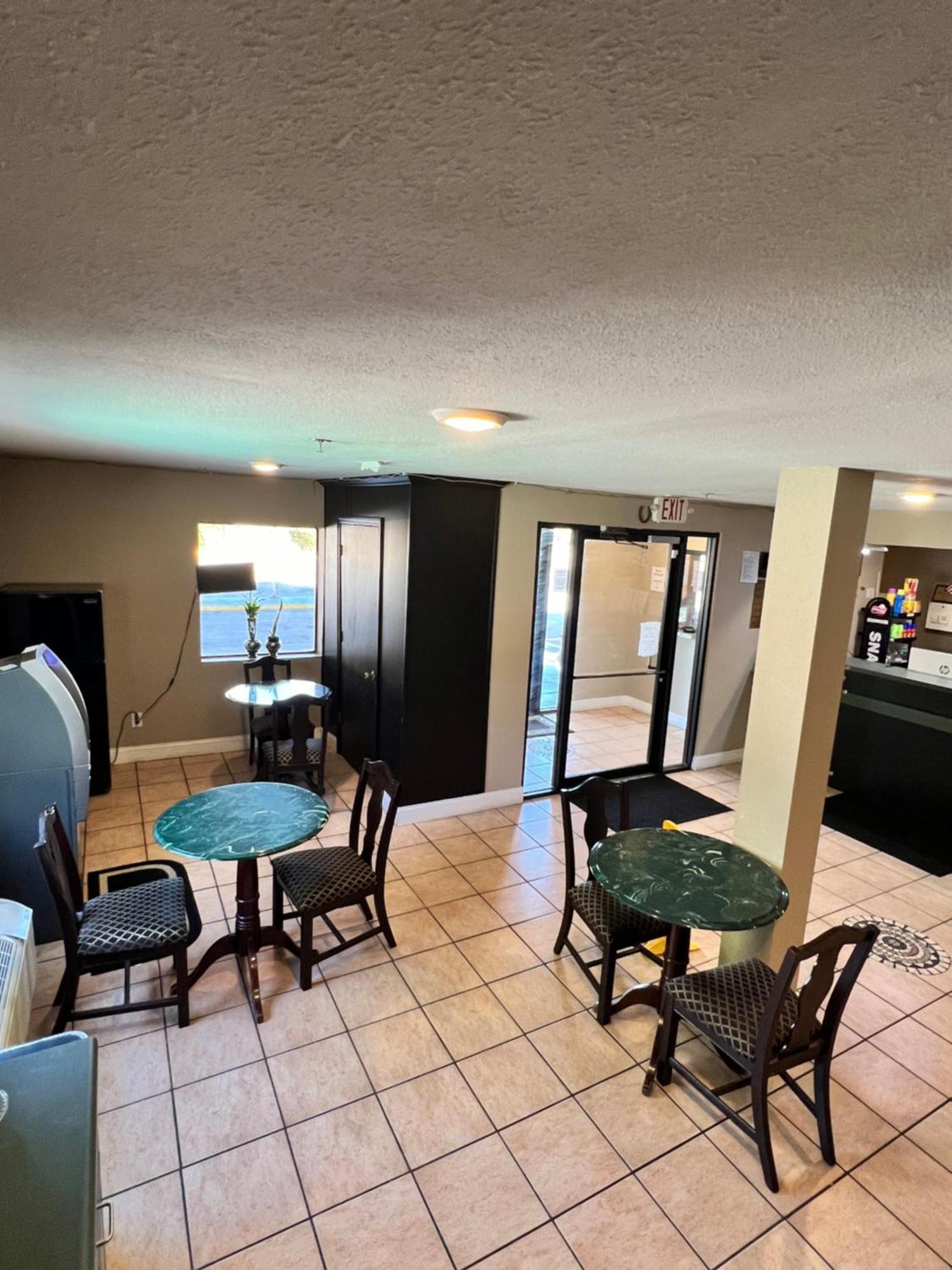 Country Hearth Inn & Suites Augusta Exterior photo